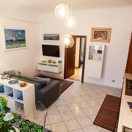 Appartement Gioia Home: A Due Passi Dalla Stazione E Con Posto Auto